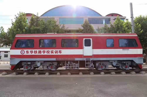 往屆生能報(bào)石家莊東華鐵路學(xué)校嗎？